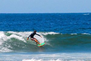 Surfing Playa Vichayito Perú